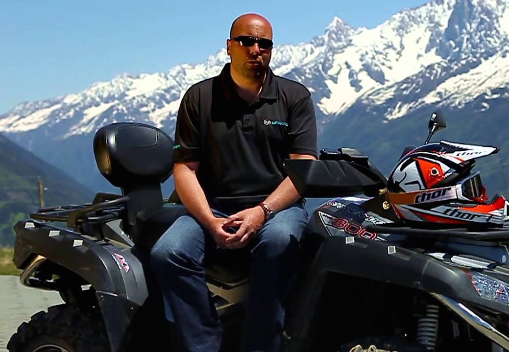 Portrait d'Antoine Valla - agence ride & drive © Aucune Limite • agence de presse suisse • agence de communication suisse • média suisse • magazine suisse