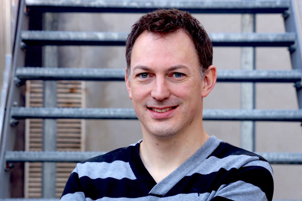 Portrait de David Labouré - Debout sur la table © Aucune Limite • agence de presse suisse • agence de communication suisse • média suisse • magazine suisse